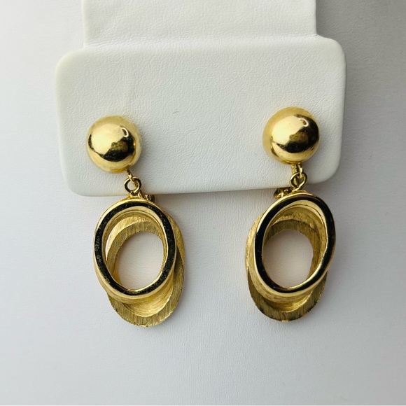 Trifari Vintage Women’s Beautiful Gold Tone Unique Jewelry Clip On Earrings